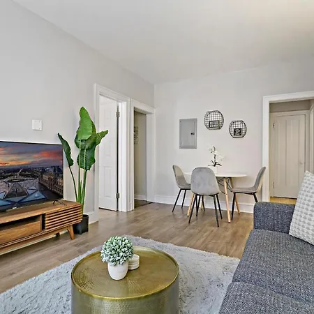 Warm & Lovely 2Br Apt Close To Dining & Shops - Touhy 1S